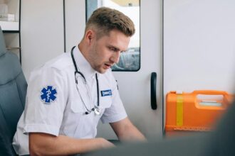 découvrez l'importance des soins post-opératoires pour garantir une récupération optimale après une intervention chirurgicale. apprenez les meilleures pratiques pour gérer la douleur, prévenir les infections et suivre les recommandations médicales essentielles.