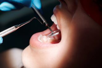 découvrez des conseils essentiels pour un soin buccal optimal. apprenez à maintenir une bonne hygiène dentaire, à choisir les produits adaptés et à éviter les problèmes dentaires courants. améliorez votre sourire et votre santé bucco-dentaire dès aujourd'hui !