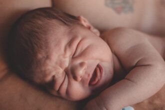 découvrez notre gamme de soins pour la peau des bébés, formulée avec des ingrédients doux et naturels pour protéger et hydrater la peau délicate de votre enfant. offrez-lui le meilleur dès ses premiers jours.