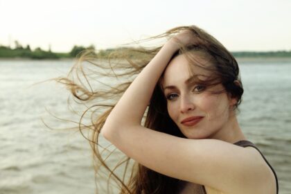 découvrez nos conseils et produits incontournables pour prendre soin de vos cheveux colorés. obtenez une couleur éclatante et durable tout en préservant la santé de vos mèches. adoptez une routine de soins adaptée pour des cheveux resplendissants et éclatants de vie.