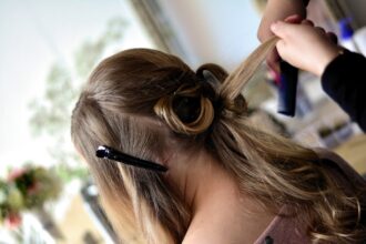 découvrez des solutions efficaces pour le soin des cheveux secs. apprenez à hydrater et nourrir vos cheveux avec des conseils et des produits adaptés pour retrouver douceur et brillance.