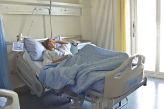 découvrez le monde du nursing spécialisé, où des professionnels de la santé qualifiés offrent des soins exceptionnels adaptés aux besoins spécifiques des patients. apprenez-en plus sur les différentes spécialités et l'importance d'un accompagnement soigné et personnalisé.