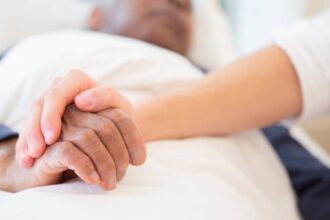 découvrez les soins palliatifs, une approche centrée sur le confort et la qualité de vie des patients atteints de maladies graves. apprenez-en plus sur les techniques de gestion de la douleur, le soutien émotionnel et l'accompagnement des familles, tout en honorant la dignité et les choix des patients.