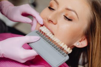 découvrez nos solutions de blanchiment des dents pour un sourire éclatant et confiant. offrez à votre sourire l'éclat qu'il mérite avec nos traitements efficaces et sûrs, adaptés à tous les besoins.