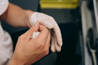 découvrez nos conseils essentiels pour les soins post-opératoires, incluant la gestion de la douleur, les soins des incisions, et les recommandations pour une récupération rapide et efficace.