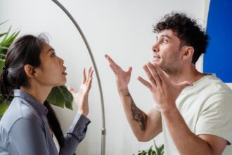 découvrez des stratégies efficaces pour résoudre les conflits dans le couple et renforcer votre relation. apprenez à communiquer, à gérer les désaccords et à construire une connexion plus solide avec votre partenaire.