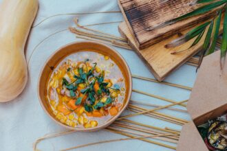 découvrez notre délicieuse recette de soupe réconfortante, parfaite pour réchauffer vos journées. avec des ingrédients frais et savoureux, cette soupe combine les saveurs traditionnelles et un soupçon d'originalité pour faire de chaque cuillerée un moment de plaisir. idéale pour toute la famille, elle saura apaiser vos envies de chaleur et de confort.