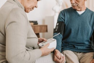 découvrez comment la surveillance médicale simplifiée améliore le suivi de votre santé grâce à des outils innovants et des processus optimisés, garantissant un accès facile aux soins et un suivi personnalisé.