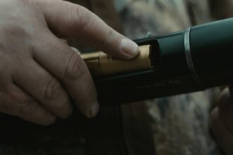 découvrez le trigger finger, une affection commune qui affecte le mouvement des doigts. apprenez-en davantage sur ses causes, symptômes et traitements pour retrouver une pleine fonctionnalité de vos mains.