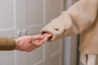 découvrez des techniques efficaces pour lâcher prise et retrouver la sérénité. apprenez à vous libérer de vos pensées et émotions négatives grâce à des méthodes simples et accessibles.