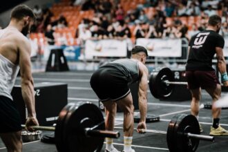 découvrez tout ce que vous devez savoir sur la testostérone : ses fonctions, ses effets sur le corps, les facteurs qui influencent son taux et les solutions pour optimiser votre bien-être hormonal.