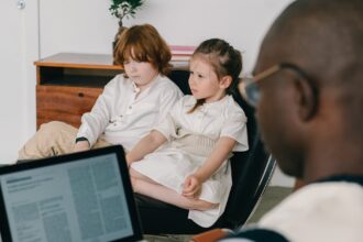 découvrez la thérapie comportementale, une approche psychologique efficace qui aide à modifier les comportements indésirables et à surmonter divers troubles psychologiques. apprenez comment cette thérapie peut améliorer votre bien-être mental et favoriser des changements durables dans votre vie.