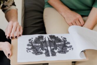 découvrez la thérapie comportementale, une approche efficace pour gérer les troubles mentaux et modifier les comportements indésirables. apprenez comment cette méthode peut améliorer votre bien-être et favoriser un changement positif dans votre vie.