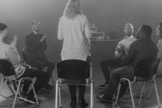 découvrez les bienfaits de la thérapie de groupe, un espace de soutien où les participants partagent leurs expériences et trouvent des solutions ensemble. rejoignez un groupe pour améliorer votre bien-être émotionnel et tisser des liens humains.