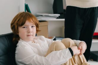 découvrez comment la thérapie familiale peut renforcer les liens entre les membres de votre famille, favoriser la communication et résoudre les conflits. un accompagnement professionnel pour retrouver l'harmonie et le bien-être au sein de votre foyer.