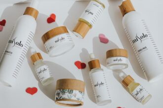 découvrez notre tonique hydratant, formulé pour revitaliser et rafraîchir votre peau. avec une texture légère et des ingrédients naturels, il hydrate en profondeur tout en préparant votre peau à recevoir les bienfaits de votre routine de soins. parfait pour un teint éclatant et sain au quotidien.