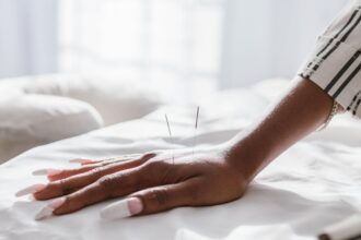 découvrez les bienfaits de la thérapie des mains pour améliorer votre mobilité et réduire la douleur. nos techniques spécialisées favorisent la récupération fonctionnelle et le bien-être de vos mains après une blessure ou une intervention chirurgicale.