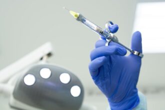 découvrez les différentes techniques d'anesthésie dentaire, leur importance pour le confort des patients et les dernières innovations en matière de sécurité et d'efficacité. prenez soin de votre santé bucco-dentaire sans douleur.