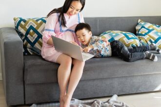 la gingivite de la grossesse est une affection courante qui touche de nombreuses femmes enceintes. découvrez les causes, les symptômes et les conseils pour prévenir et traiter cette inflammation des gencives afin d'assurer une santé bucco-dentaire optimale pendant la grossesse.