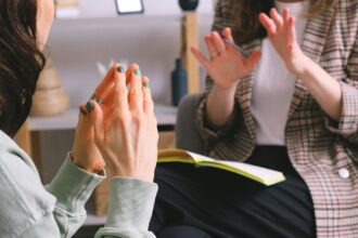 la thérapie ciblée représente une avancée majeure dans le traitement des maladies, notamment dans le domaine de l'oncologie. en s'attaquant spécifiquement aux cellules cancéreuses, cette approche promet un meilleur contrôle de la maladie avec moins d'effets secondaires, offrant ainsi une option de traitement personnalisée et efficace.