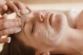 découvrez les meilleurs traitements pour les lésions cutanées. notre guide complet vous aide à comprendre les causes, les symptômes et les options de soins pour retrouver une peau saine et lumineuse.