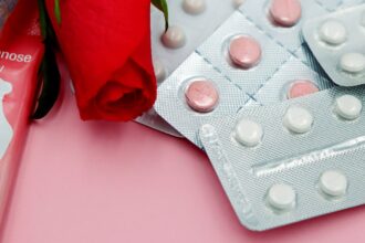 la thérapie de remplacement hormonal (trh) est un traitement visant à soulager les symptômes de la ménopause et à rétablir l'équilibre hormonal chez les femmes. découvrez ses avantages, ses méthodes et son impact sur la santé globale.