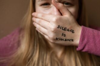 découvrez comment le traumatisme émotionnel peut affecter votre bien-être mental et physique. apprenez des stratégies pour surmonter la douleur émotionnelle, retrouver la sérénité et améliorer votre qualité de vie.
