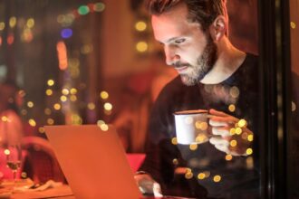 découvrez les avantages et défis du travail de nuit. apprenez comment s'adapter à un emploi nocturne, améliorer votre productivité et préserver votre bien-être tout en jonglant avec le rythme de vie nocturne.