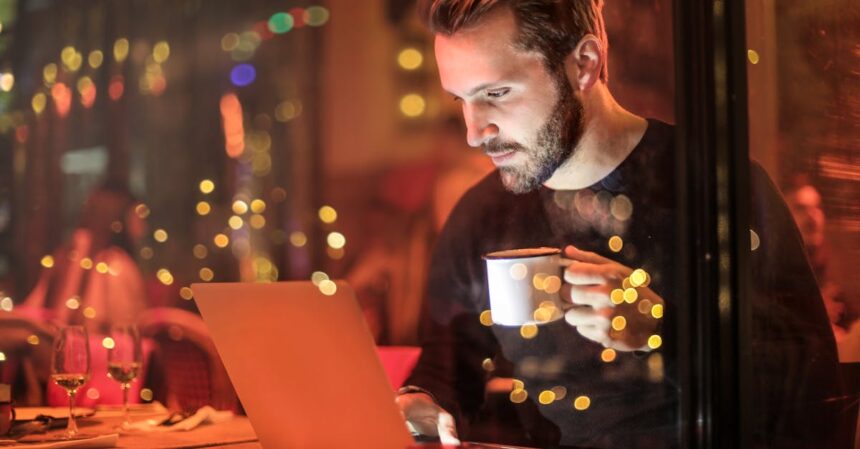 découvrez les avantages et défis du travail de nuit. apprenez comment s'adapter à un emploi nocturne, améliorer votre productivité et préserver votre bien-être tout en jonglant avec le rythme de vie nocturne.