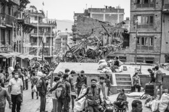 découvrez les frissons inoubliables de 'tremors', un film culte mêlant comédie, horreur et aventure. suivez des héros improbables dans leur lutte contre des créatures souterraines dans une petite ville du désert. une expérience cinématographique pleine de suspense et d'humour qui vous tiendra en haleine du début à la fin.