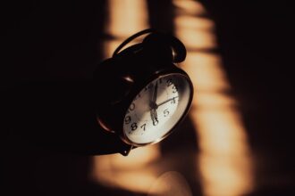 découvrez l'importance des rythmes circadiens et leur impact sur votre santé. apprenez comment réguler votre sommeil, optimiser votre productivité et améliorer votre bien-être grâce à une compréhension approfondie de votre horloge biologique.