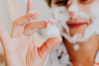 découvrez notre nettoyant doux, spécialement formulé pour purger votre peau tout en préservant son hydratation naturelle. idéal pour tous types de peau, il nettoie en profondeur sans irriter, laissant votre teint frais et éclatant.