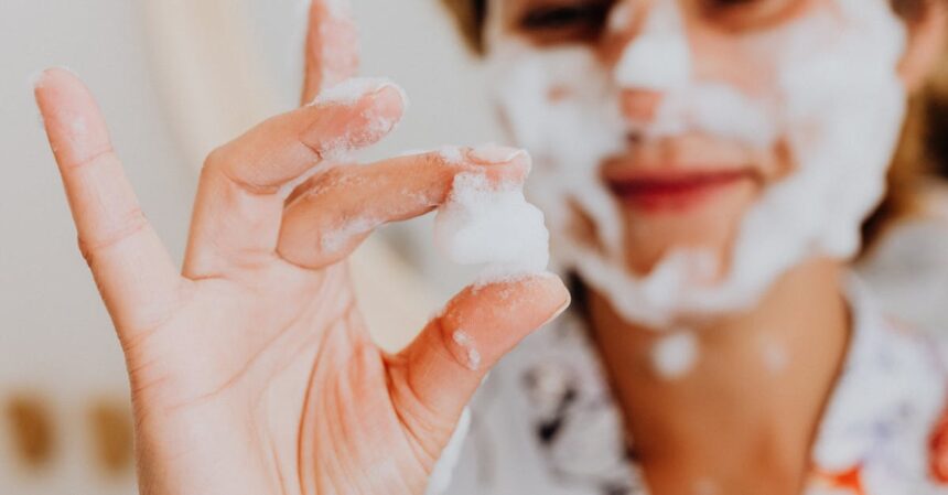 découvrez notre nettoyant doux, spécialement formulé pour purger votre peau tout en préservant son hydratation naturelle. idéal pour tous types de peau, il nettoie en profondeur sans irriter, laissant votre teint frais et éclatant.