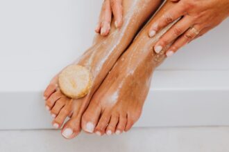 découvrez les bienfaits de l'exfoliation pour votre peau. apprenez comment éliminer les cellules mortes, favoriser le renouvellement cellulaire et révéler un teint éclatant. transformez votre routine de soins avec nos conseils pratiques et nos produits recommandés pour un visage radieux.