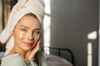 découvrez comment obtenir un teint radieux et éclatant grâce à nos conseils de soins de la peau, astuces makeup et produits incontournables pour illuminer votre visage.
