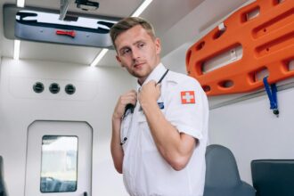 découvrez les urgences cardiaques : causes, symptômes et traitements essentiels. apprenez à reconnaître les signes d'alerte et les actions pour réagir efficacement face à un incident cardiaque. protégez votre cœur et celui de vos proches grâce à nos conseils.