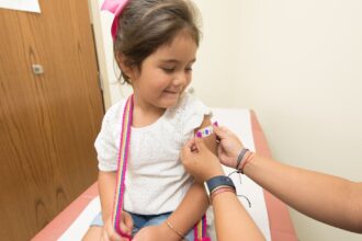 découvrez l'importance de la vaccination des enfants pour prévenir les maladies et protéger leur santé. informez-vous sur les vaccins recommandés, les calendriers de vaccination et les bienfaits pour la communauté.