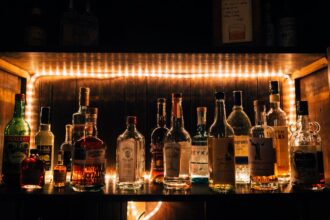 découvrez l'univers fascinant du rhum : ses origines, ses différents types et les meilleures façons de le déguster. que vous soyez un amateur de cocktails ou un puriste, plongez dans le monde riche et aromatique de cette boisson emblématique des caraïbes.
