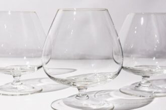 découvrez notre collection de verres à rhum, alliant élégance et fonctionnalité pour savourer chaque goutte de votre spiritueux préféré. parfaits pour des moments de convivialité, ces verres subliment l'expérience de dégustation.