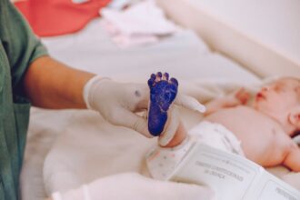 découvrez tout ce que vous devez savoir sur l'accouchement, des étapes de la préparation aux différentes méthodes disponibles, en passant par les conseils pour vivre cette expérience unique de manière sereine et épanouissante.