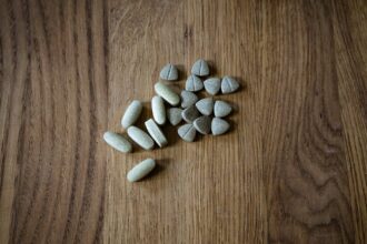 découvrez l'importance des vitamines essentielles pour votre santé. apprenez comment ces nutriments sont cruciaux pour le bien-être, le système immunitaire et le bon fonctionnement de votre organisme. informez-vous sur les meilleures sources de vitamines et comment les intégrer efficacement dans votre alimentation quotidienne.