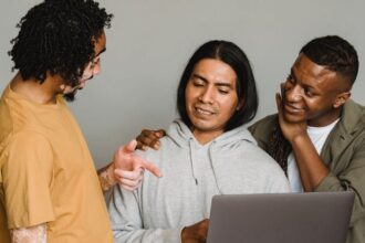 découvrez tout ce que vous devez savoir sur le vitiligo, une affection cutanée qui cause des dépigmentations de la peau. apprenez les causes, les symptômes, les traitements disponibles et comment vivre avec cette condition. informez-vous pour mieux comprendre et soutenir ceux qui en sont atteints.