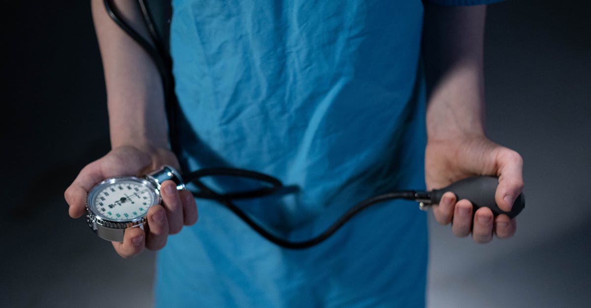 surveillez votre santé cardiaque avec notre guide sur la mesure de la pression artérielle. découvrez les techniques, les appareils recommandés et l'importance de garder un œil sur votre tension pour prévenir les maladies cardiovasculaires.