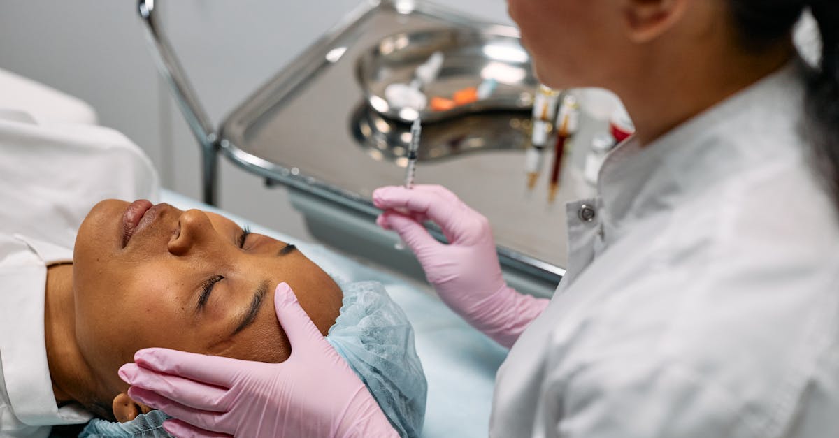 découvrez l'expertise d'un dermatologue pour des soins de la peau adaptés à vos besoins. que ce soit pour des conseils sur les traitements des affections cutanées, des conseils de prévention ou des interventions esthétiques, notre dermatologue qualifié se tient à votre disposition pour vous aider à retrouver une peau saine et rayonnante.