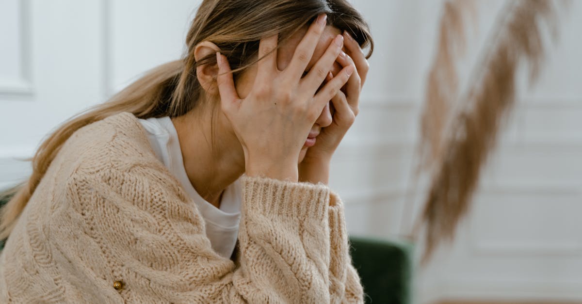 découvrez les causes et les solutions aux maux de tête hormonaux, un phénomène courant chez de nombreuses personnes. apprenez à reconnaître les signes, à identifier les déclencheurs et à trouver des traitements efficaces pour soulager vos douleurs. protégez votre bien-être grâce à des conseils pratiques et des informations médicales.