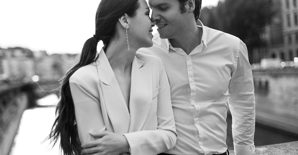 découvrez l'art de l'intimité : explorez les liens profonds, les connexions authentiques et les moments partagés qui renforcent les relations. apprenez à cultiver une intimité épanouissante et à profiter pleinement des relations affectives.