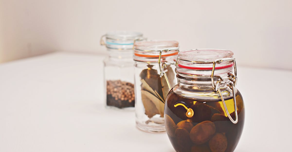 découvrez les bienfaits de l'huile d'olive, un ingrédient essentiel de la cuisine méditerranéenne. apprenez à choisir la meilleure huile d'olive, ses vertus pour la santé et comment l'utiliser dans vos recettes pour rehausser vos plats avec goût et en toute légèreté.