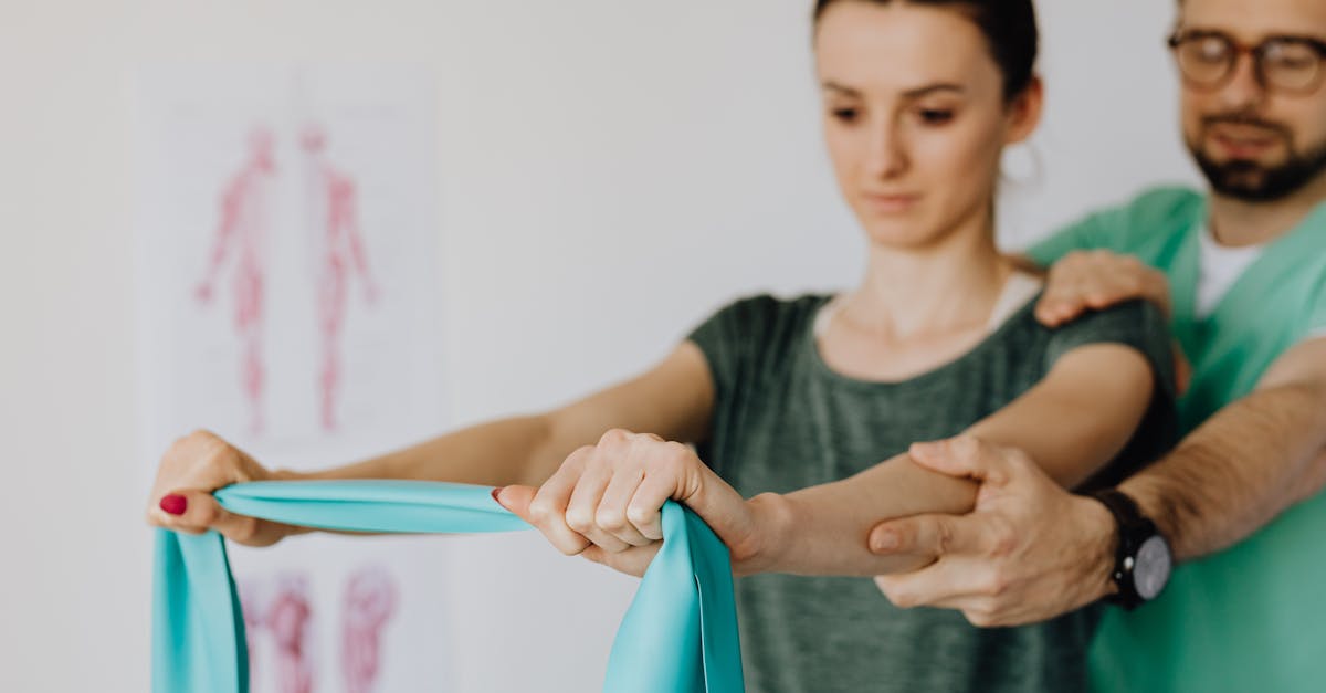 découvrez l'ostéopathie, une médecine douce qui vise à soulager les douleurs et à améliorer le bien-être global en manipulant les articulations, les muscles et les organes. apprenez comment cette approche holistique peut vous aider à retrouver équilibre et santé.