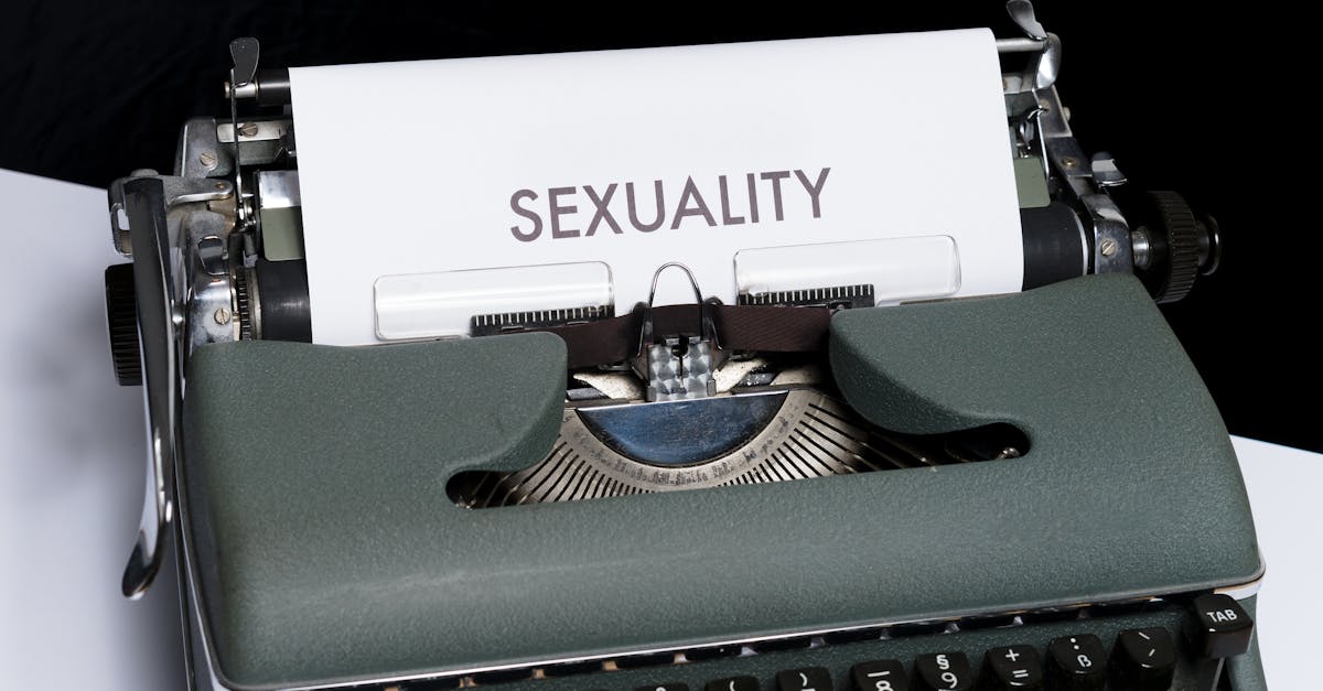 découvrez l'importance de la communication sexuelle dans les relations pour favoriser l'intimité et le consentement. apprenez des techniques pour aborder ce sujet délicat et renforcer votre connexion avec votre partenaire.