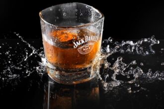 découvrez le monde de l'alcool : des origines fascinantes aux différentes variétés, explorez les styles de boissons, les tendances de consommation et l'art de la dégustation. que vous soyez amateur ou novice, plongez dans l'univers de la culture alcoolique.